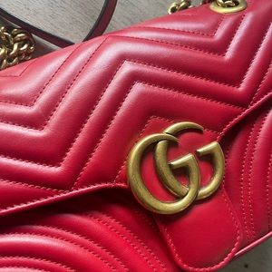 Gucci GG Marmont Matelasse Shoulder bag small Hibiscus red leather/suede